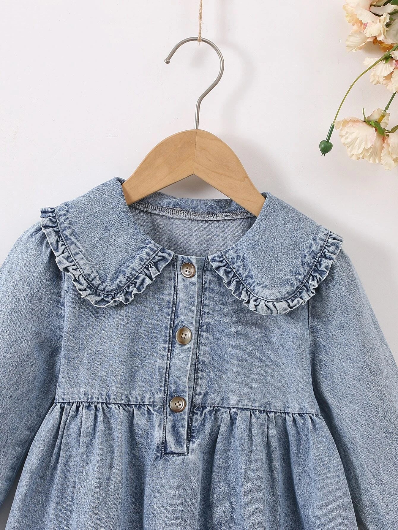 Denim Kinderjurk met Rucheskraag – Speels & Stijlvol voor Elke Gelegenheid
