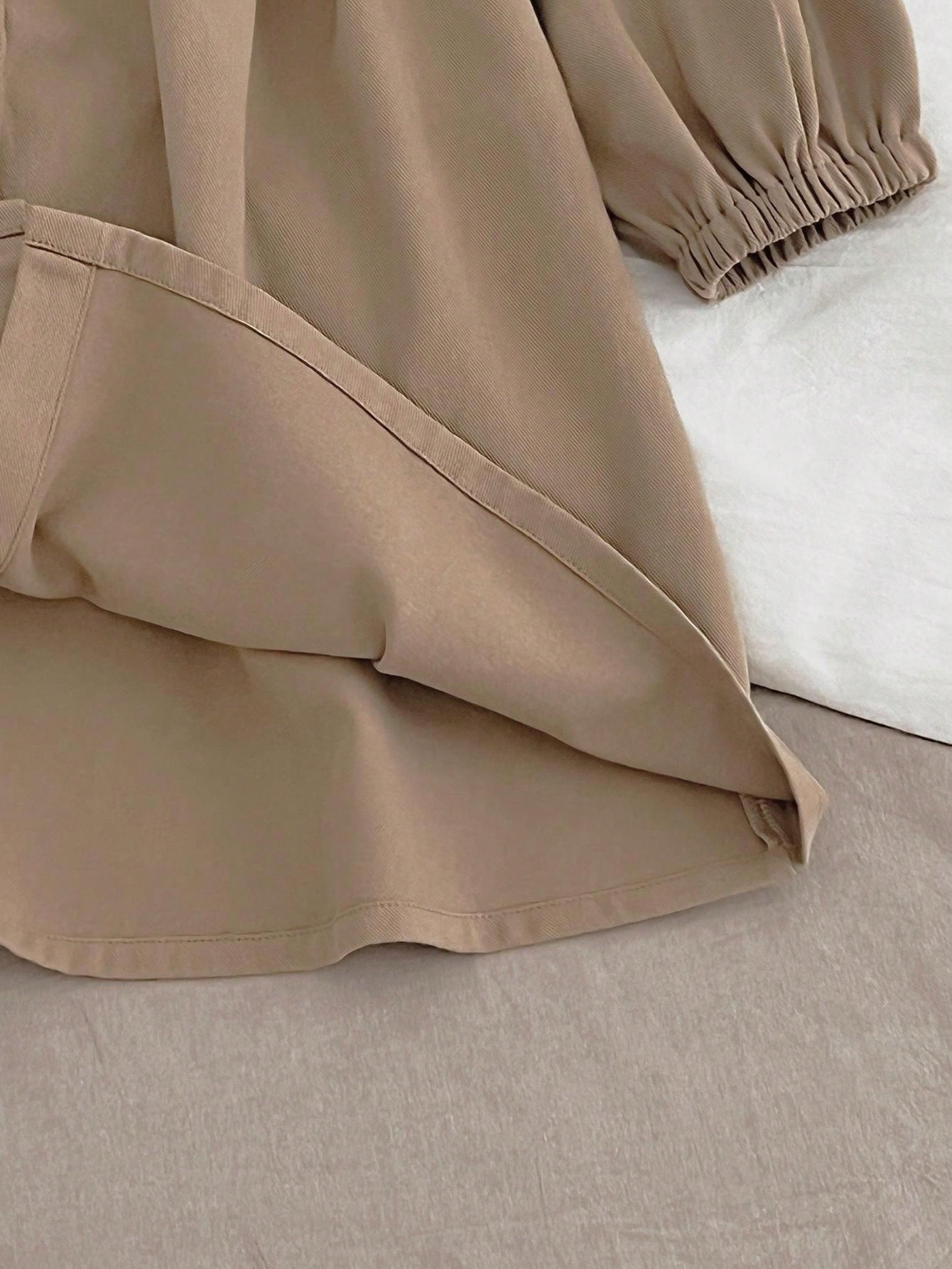 Kinderjurk met Bloemenaccent en Knoopsluiting – Elegant & Speels