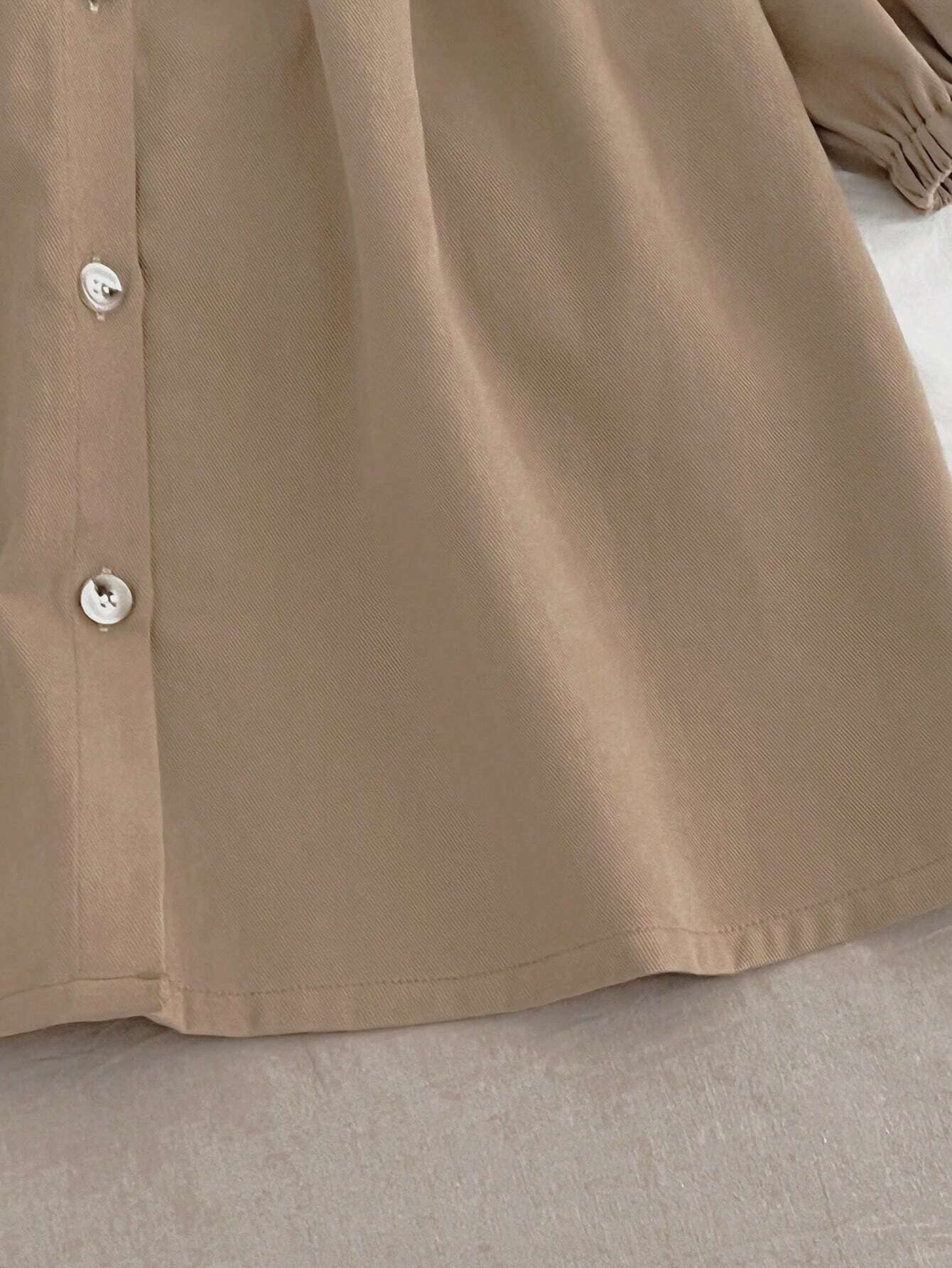 Kinderjurk met Bloemenaccent en Knoopsluiting – Elegant & Speels