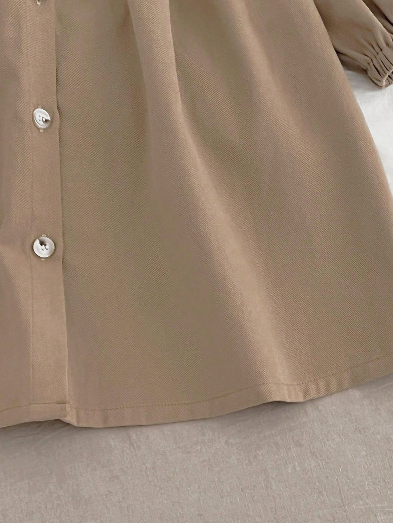 Kinderjurk met Bloemenaccent en Knoopsluiting – Elegant & Speels