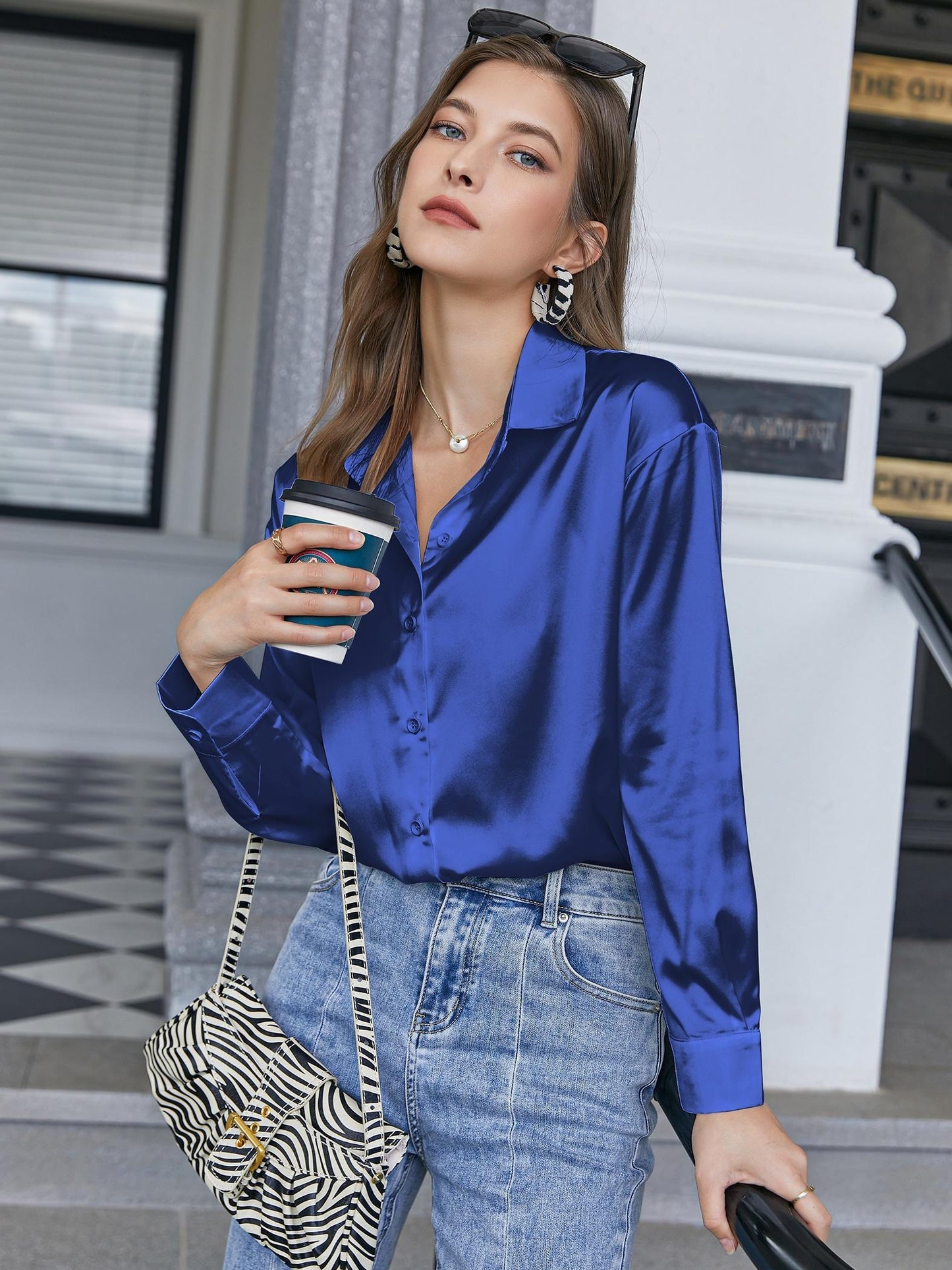 Satijnen Damesblouse met Knoopsluiting en Lange Mouwen – Casual & Elegant