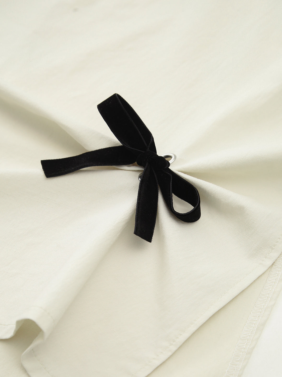 Witte Midi-Rok met Zwarte Strikjes en Plooidetails – Elegant & Vrouwelijk