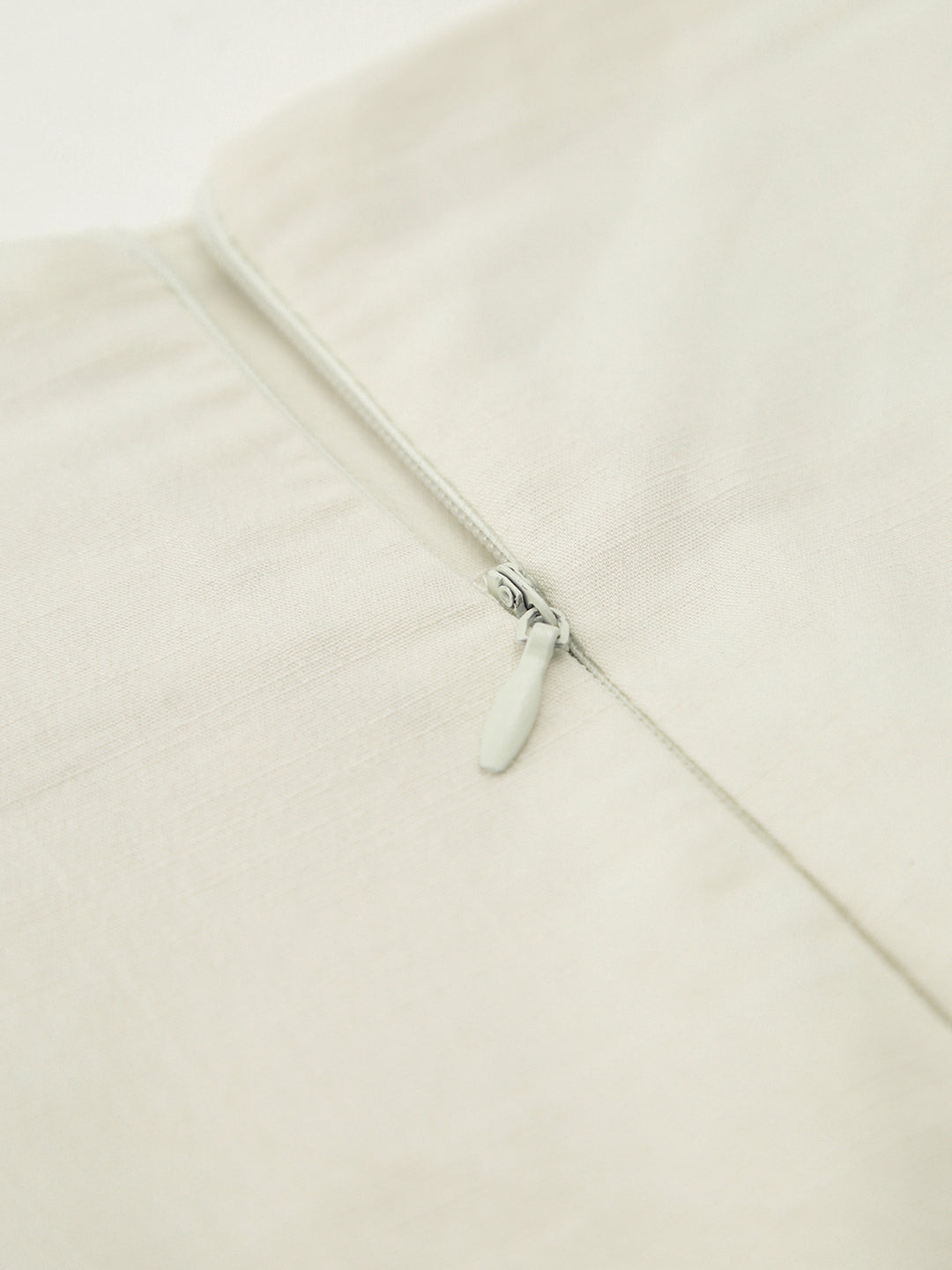 Witte Midi-Rok met Zwarte Strikjes en Plooidetails – Elegant & Vrouwelijk