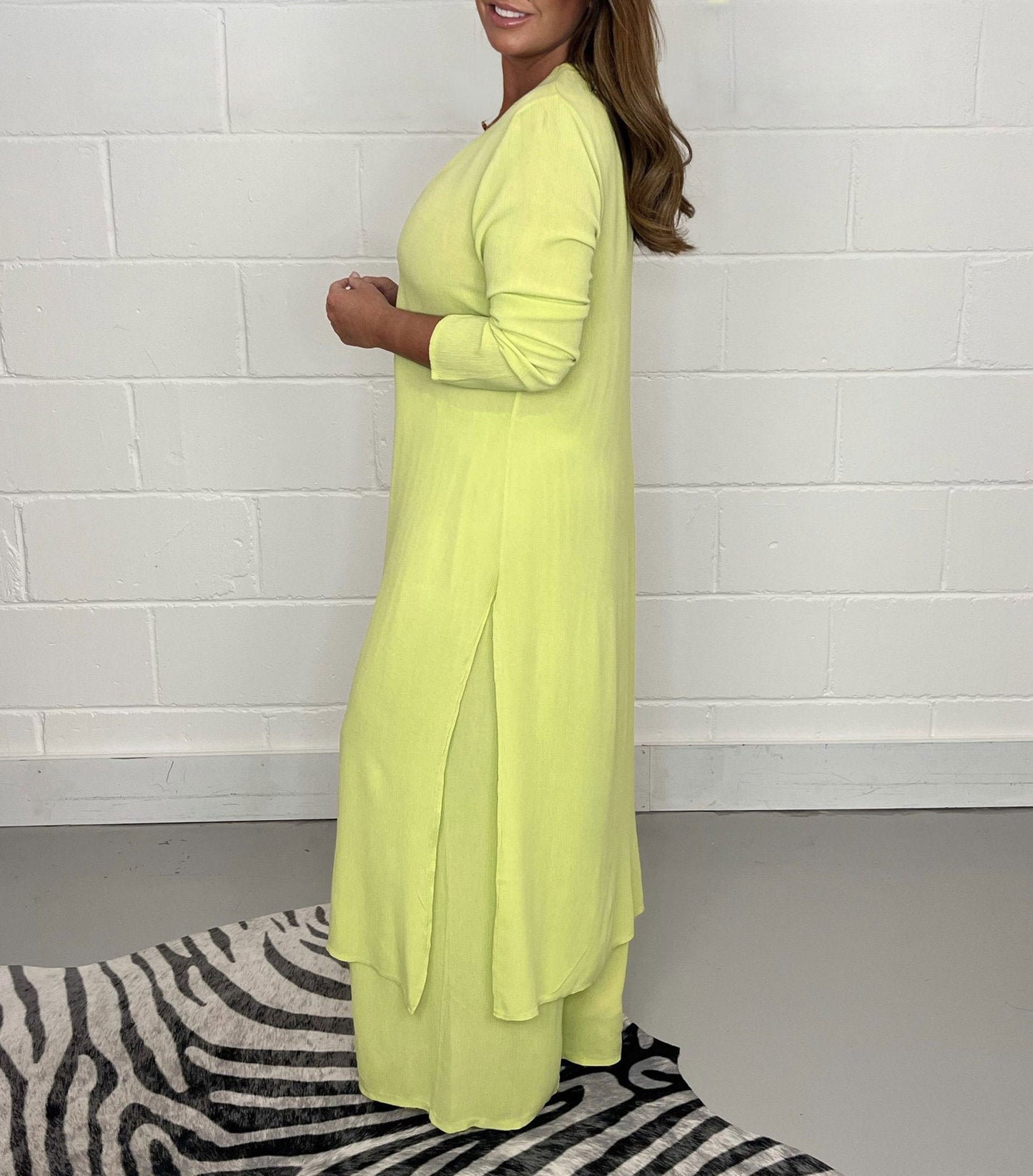 Tweedelige dames set met V-hals jurk en luchtige broek