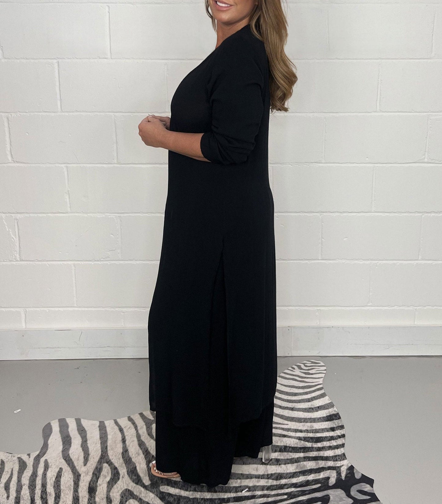 Tweedelige dames set met V-hals jurk en luchtige broek